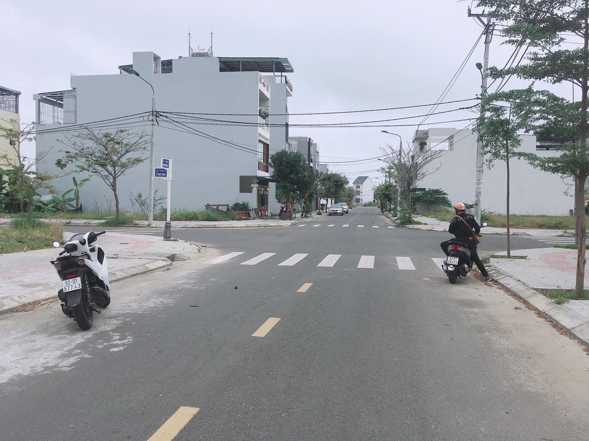 Bán Gấp Lô Mặt Tiền Đường 10m5 Thông Thoáng, Vị Trí Đẹp, Khu Dân Cư Đông Đúc, Dân Trí Cao