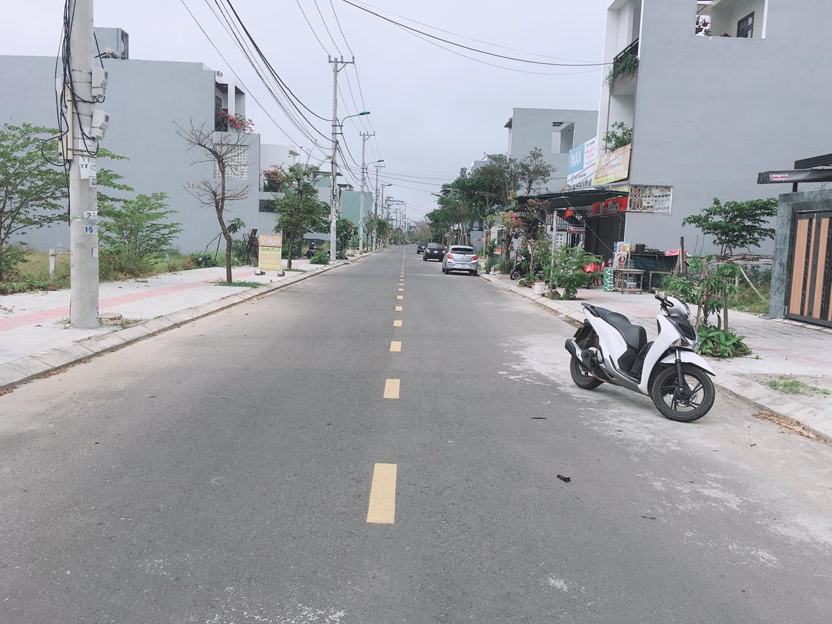Bán Gấp Lô Mặt Tiền Đường 10m5 Thông Thoáng, Vị Trí Đẹp, Khu Dân Cư Đông Đúc, Dân Trí Cao