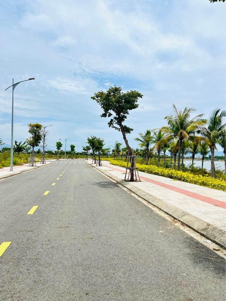 Bán lô đầm sen B2-121 đối diện công viên 